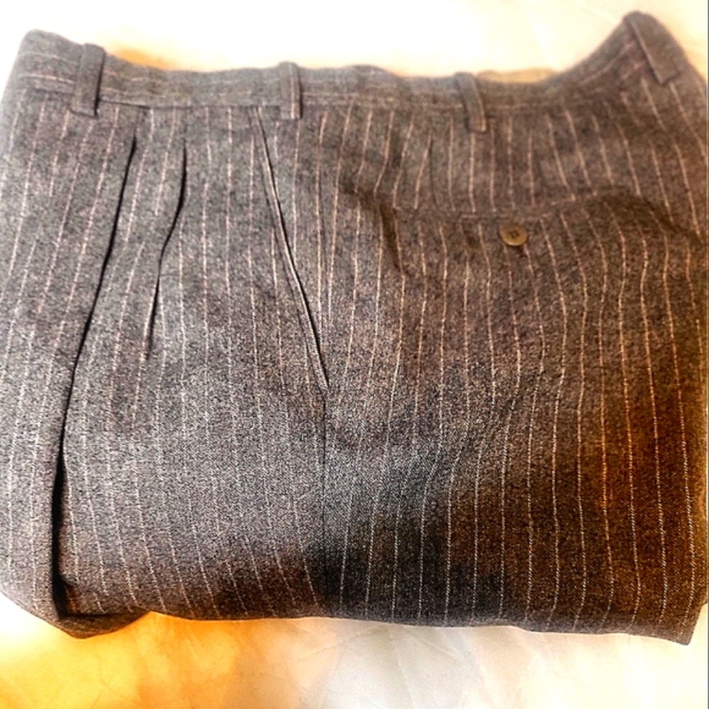 Brioni Luxury Men 36/29 Heavy Wool  Gray with White  Pinstripes Pants. Flawless